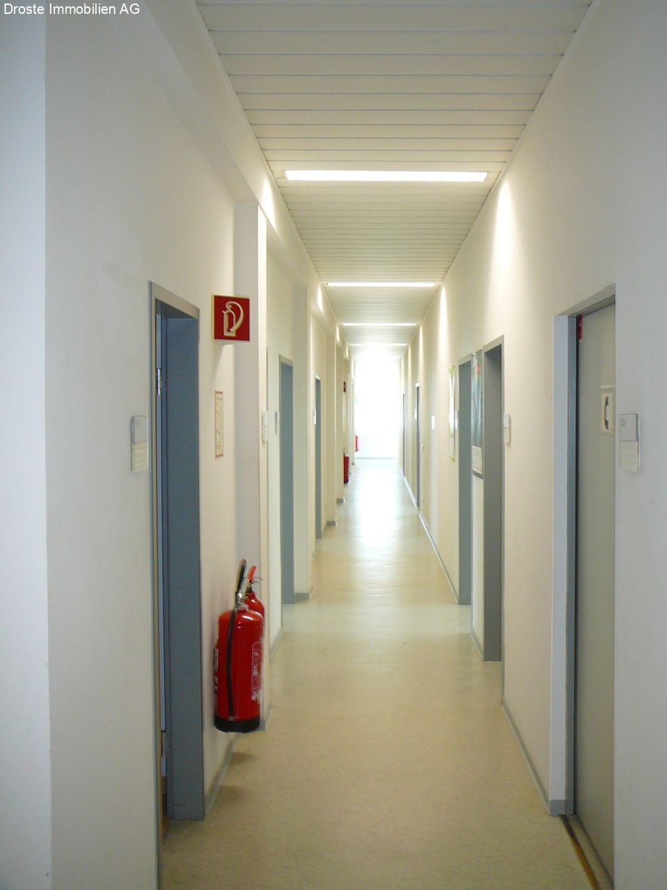 Top-Saniertes freies Gewerbeobjekt mit vielen Stellplätzen    