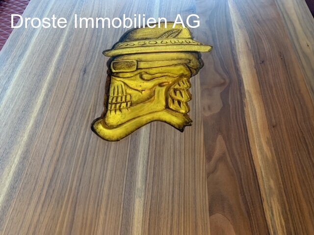 Holzgravur im Esstisch mit Blattgold
