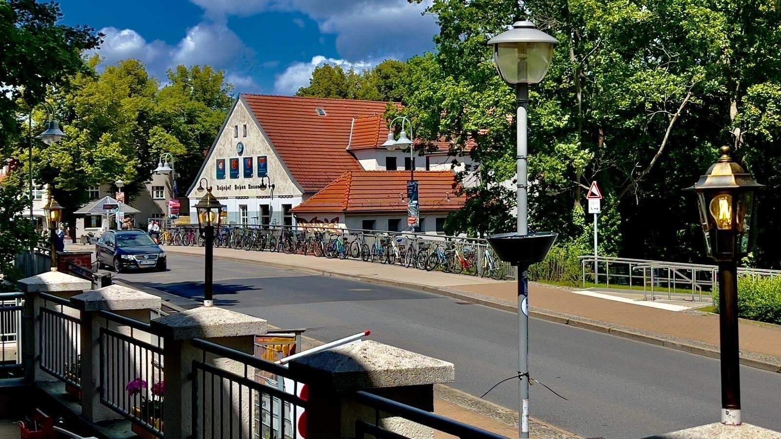 Sicht von der Terrasse auf den Bahnhof 