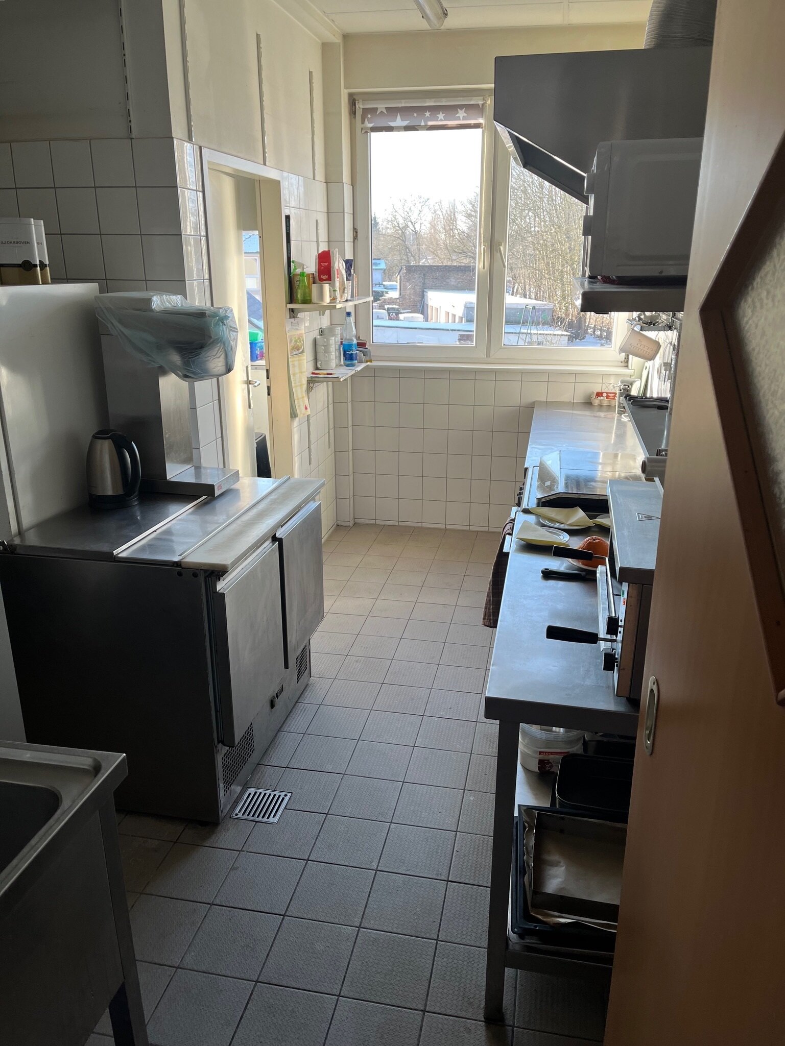 Sicht auf die Küche mit Lagerraum   