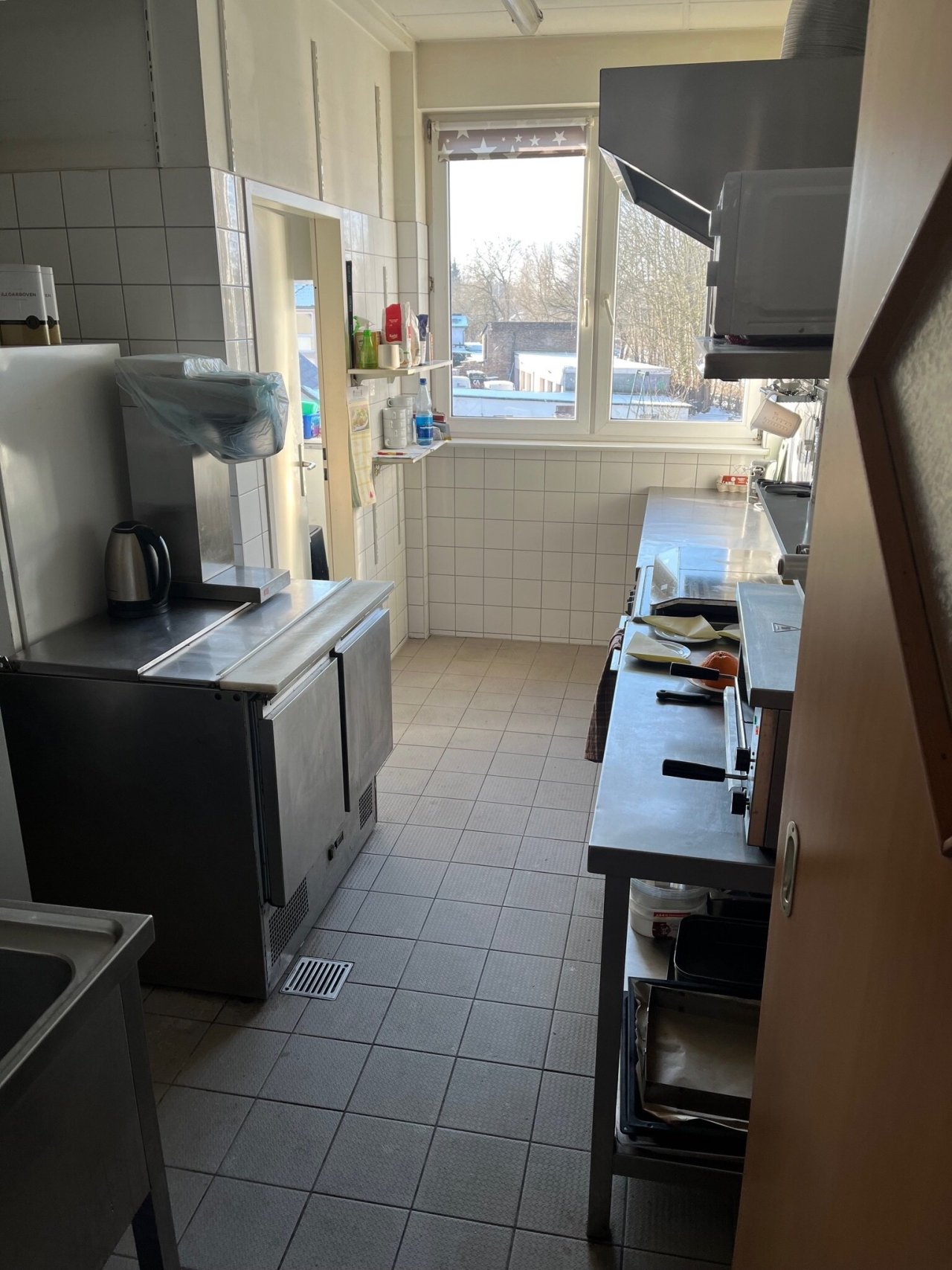 Sicht auf die Küche mit Lagerraum Sicht auf die Küche mit Lagerraum