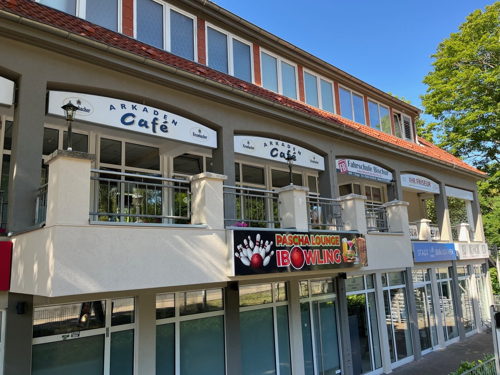 Front und Terrasse Café 