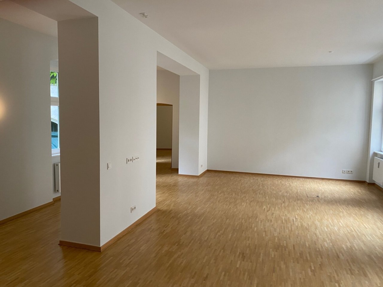Beidseitig belichteter gr. Raum 