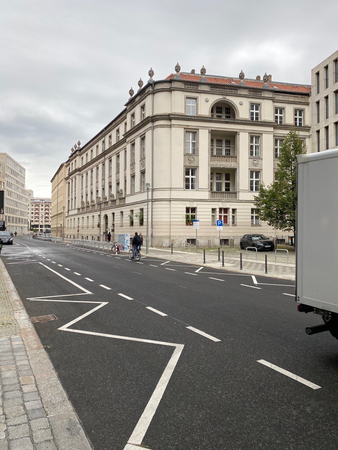 Fassaden- und Straßenansicht 