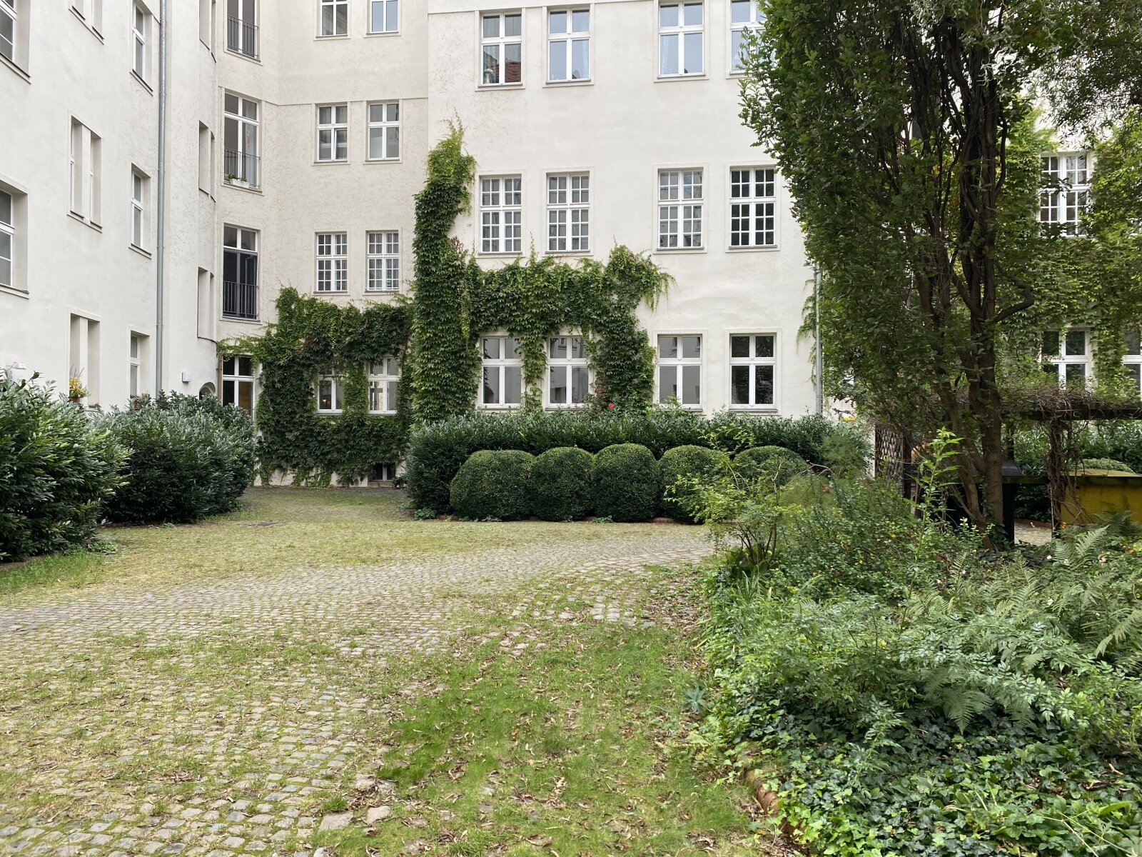 Innenhof Ansicht auf Gewerbeeinheit