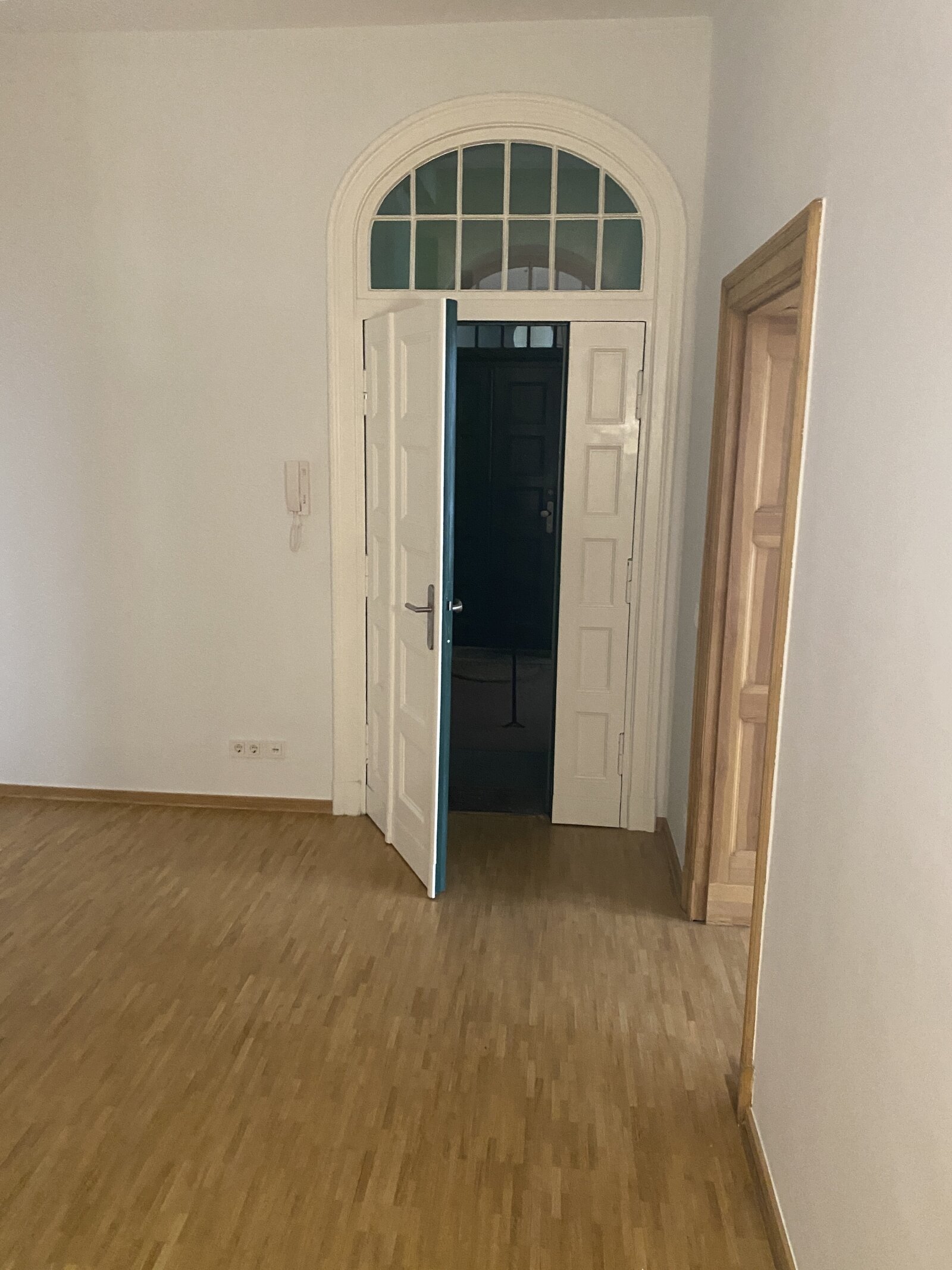 Eingangstür mit Empfangsraum