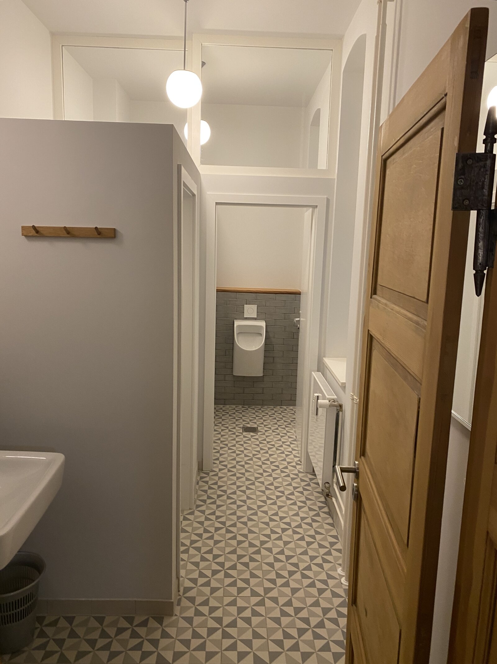 WC mit Pissoir und zwei separaten Toiletten