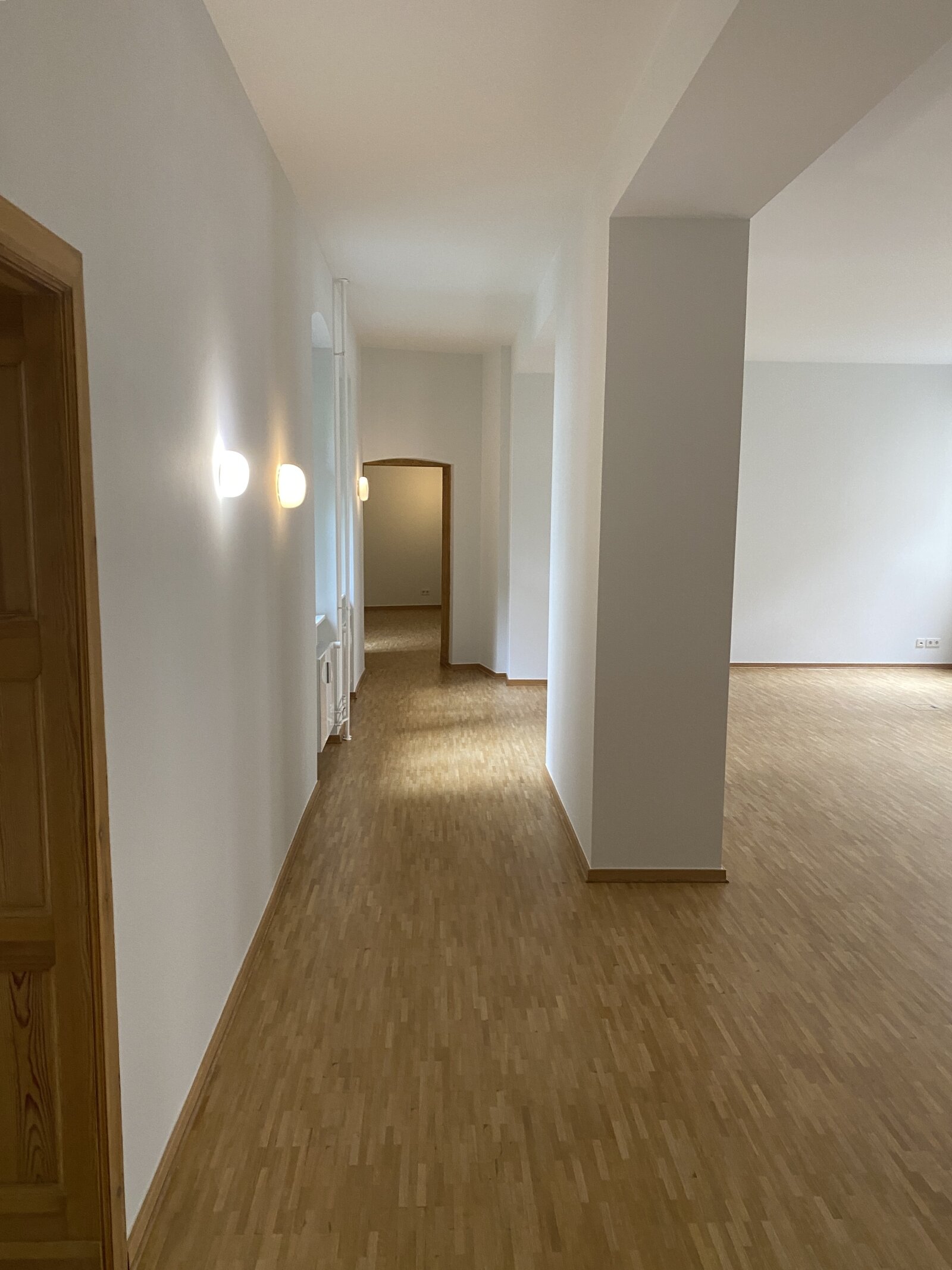 Flur der Hauptfläche mit Ansicht auf das Konferenzzimmer