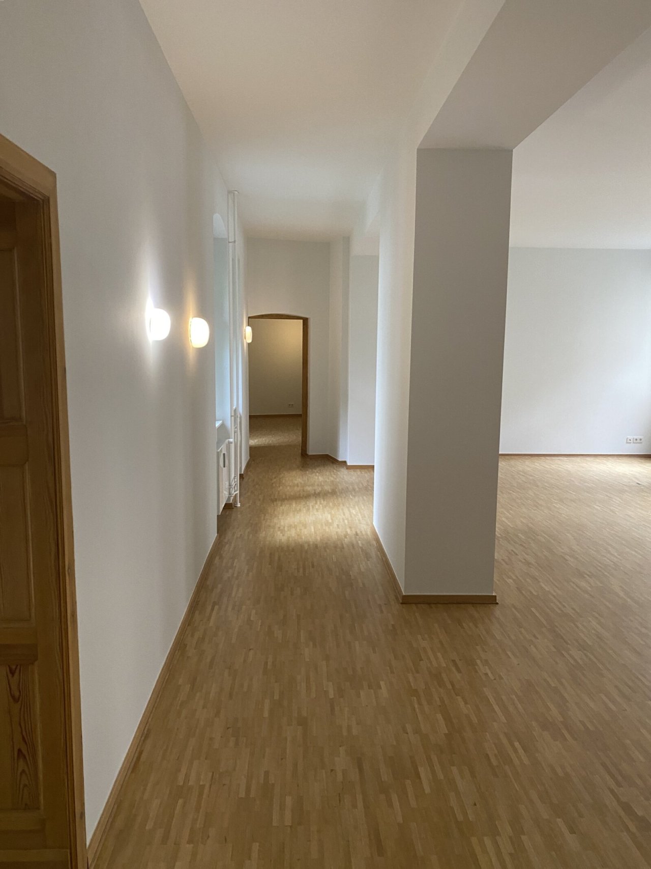 Flur der Hauptfläche mit Ansicht auf das Konferenzzimmer