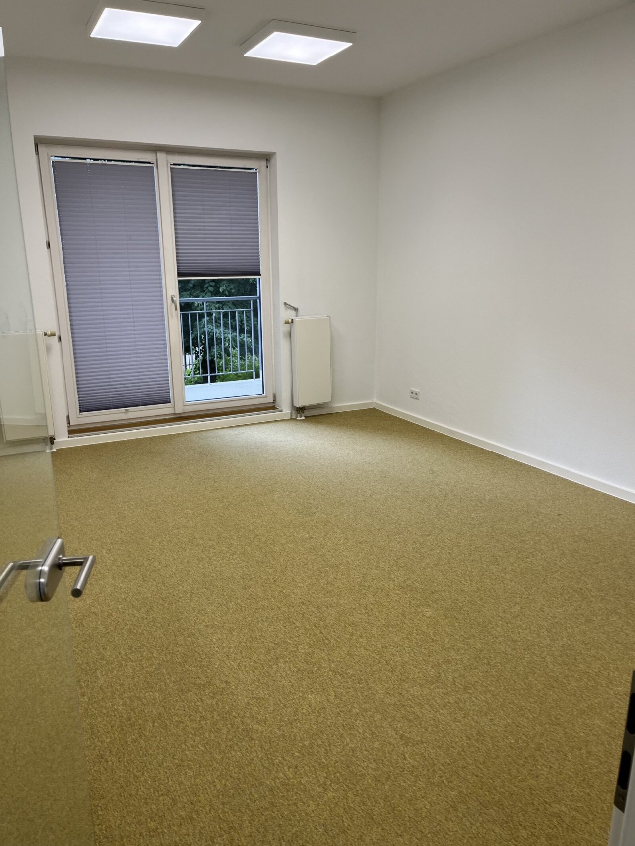 Büro mit Balkonzugang