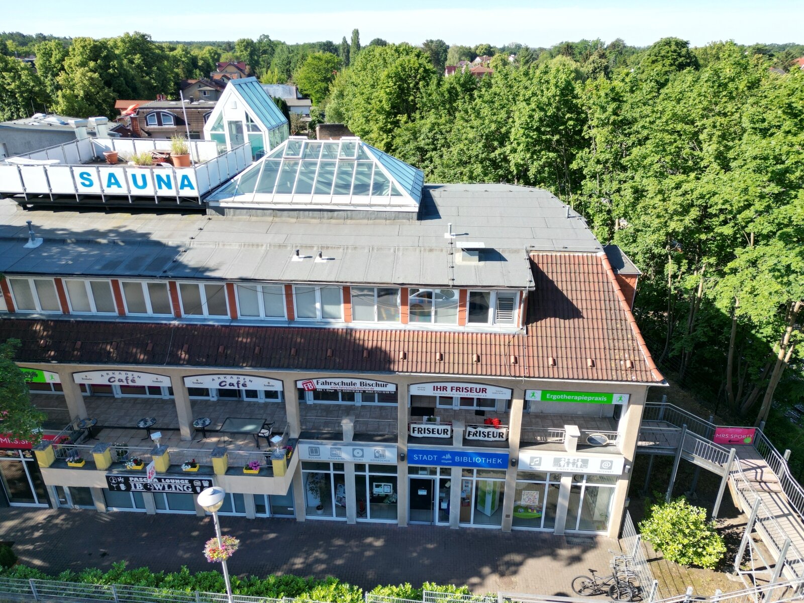 Luftbild, unten rechts der Laden   