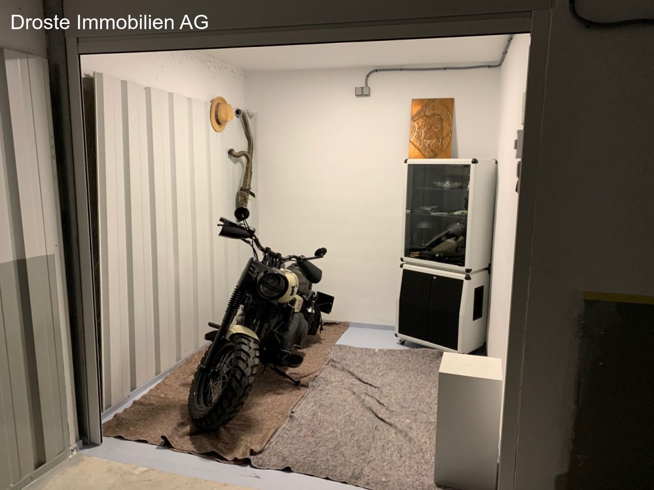 Abstellkammer (links) in der Tiefgarage