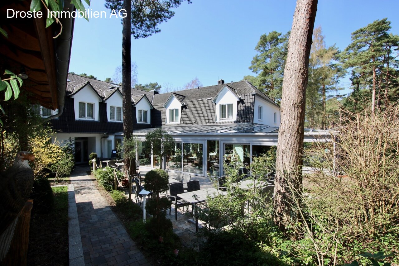 Rückansicht mit Wintergarten + Terrasse 