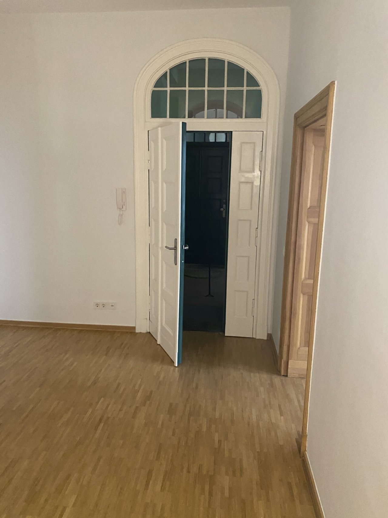 Eingangstür mit Empfangsraum