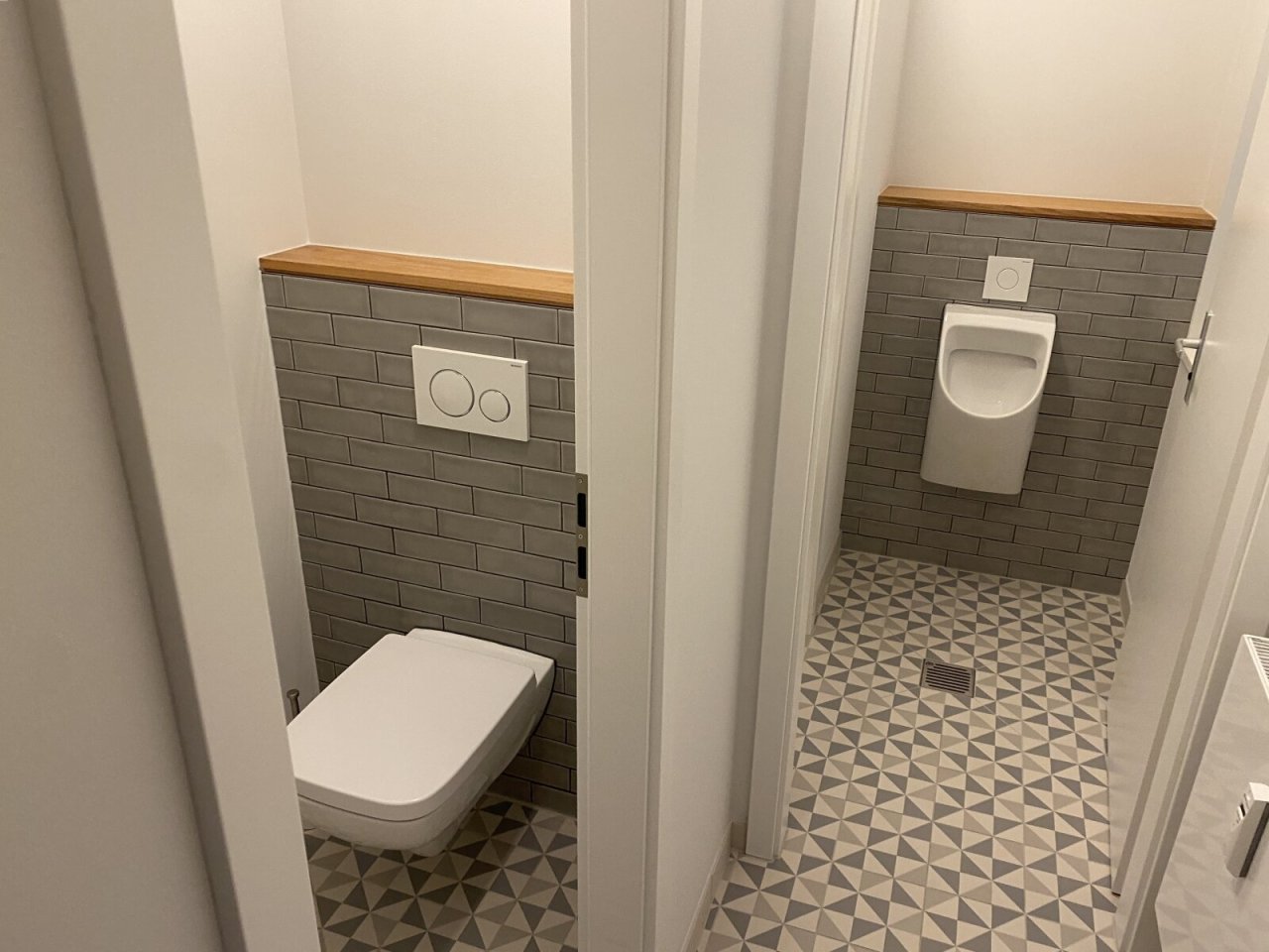 WC mit Pissoir und zwei separaten Toiletten