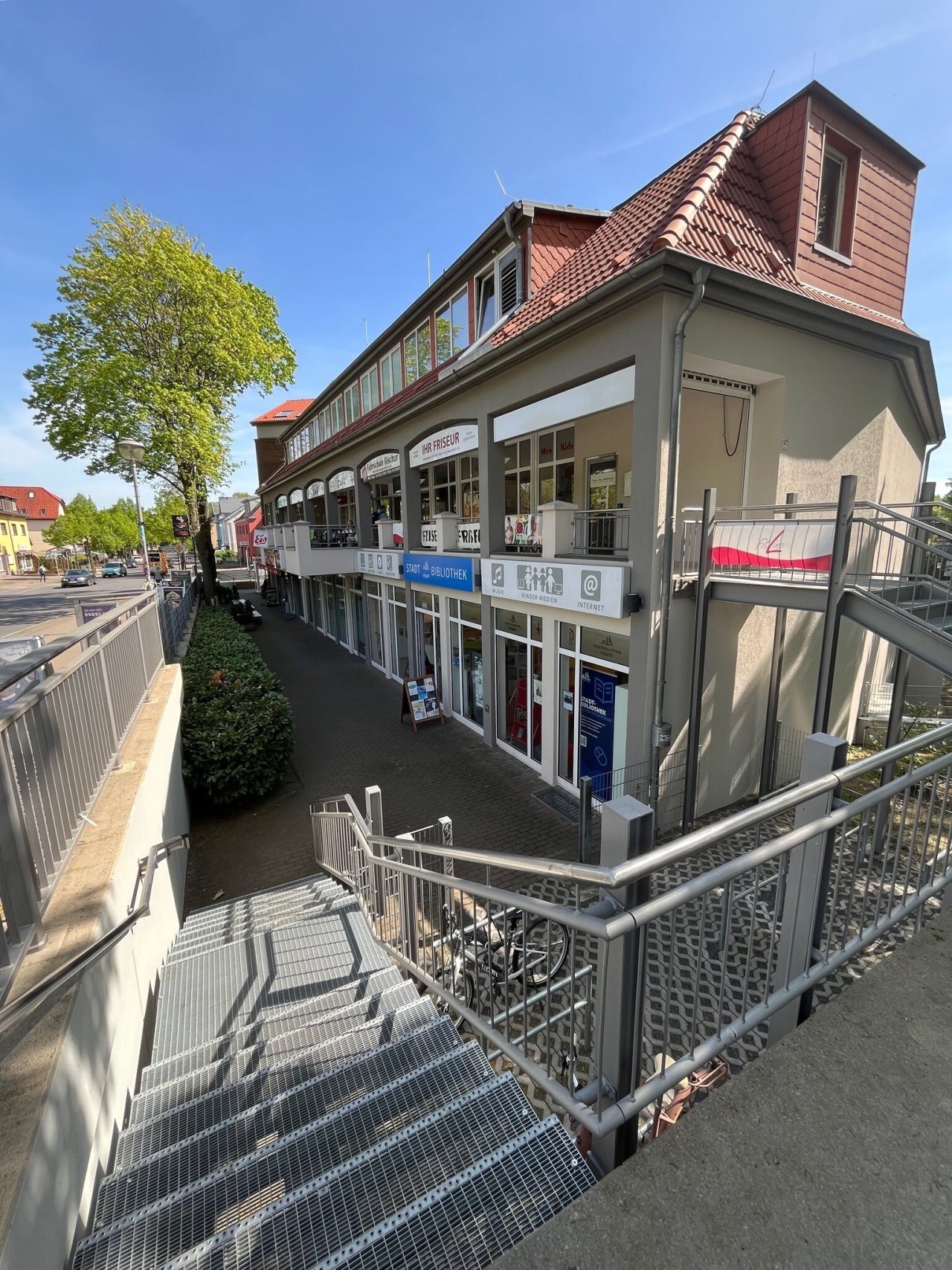 Außentreppe zum EG + 1. OG 