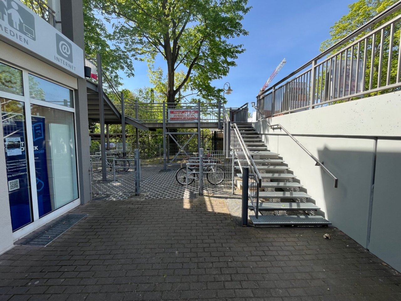 Außentreppe und Fahrradstellplatz 
