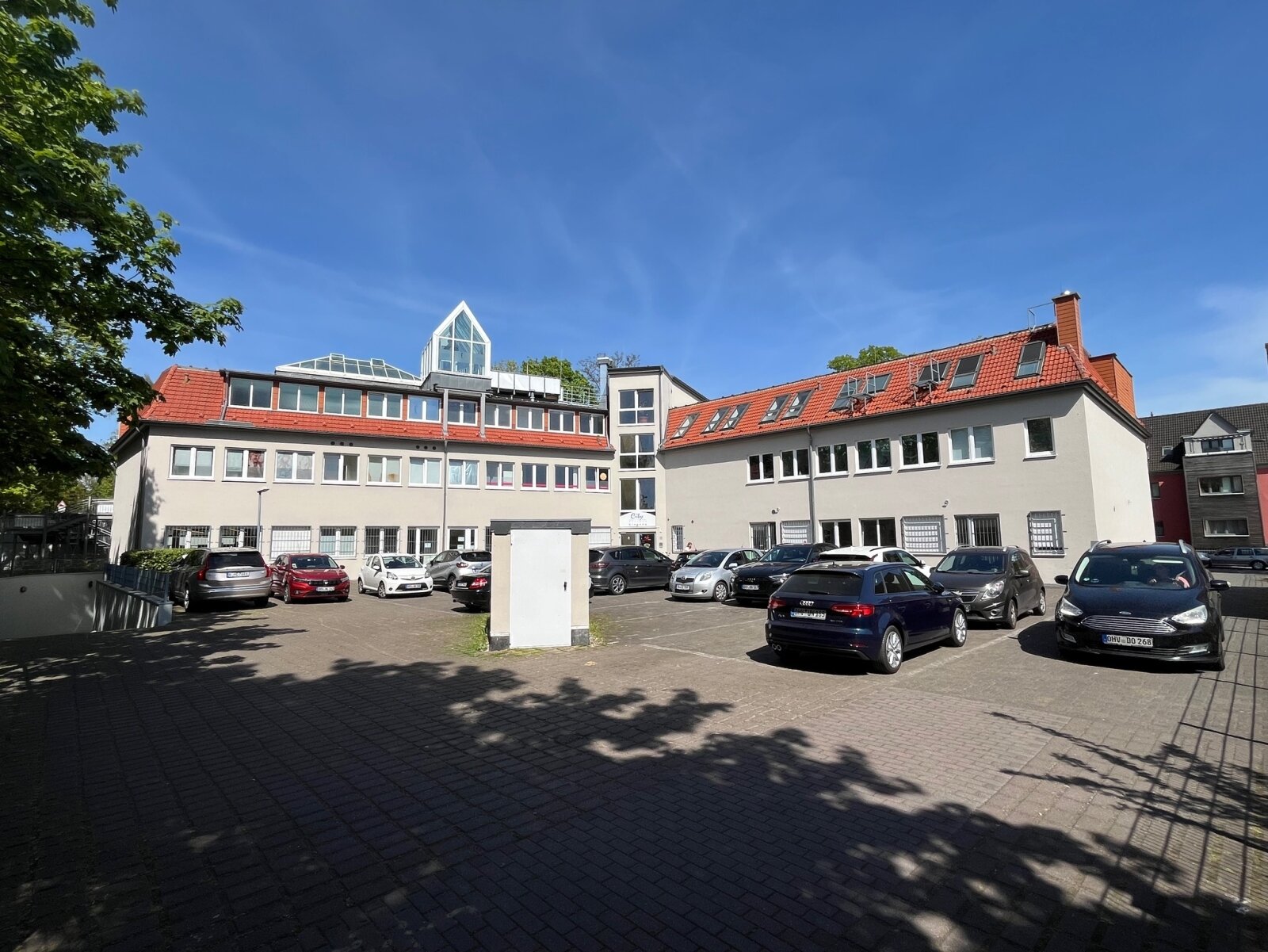 Innenhof mit den Kundenparkplätzen 